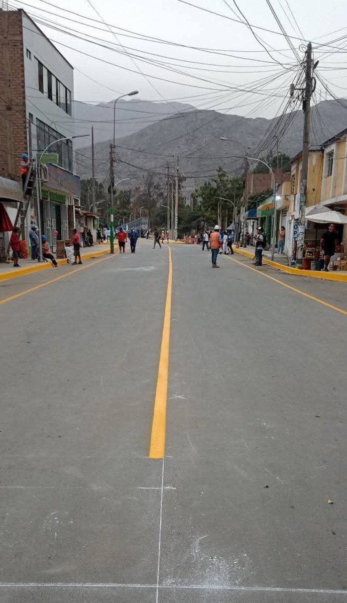 migrachiste's tweet photo. @MuniLima ESTO ES UN ABSURDO, PERMITIR EL TRANSITO DE CAMIONES DE 48 TON EN UNA CALLE ANGOSTA DE UN SOLO CARRIL POR SENTIDO, PARA CRUZAR POR UN PUENTE ESTRECHO Y DESEMBOCAR EN UNA VIA MAL DISEÑADA O A LA CC. LO UNICO Q VA A GENERAR ES CAOS Y ACCIDENTES. ES USTED UN IMBECIL @rlopezaliaga1 https://t.co/UCPSgYCdvt