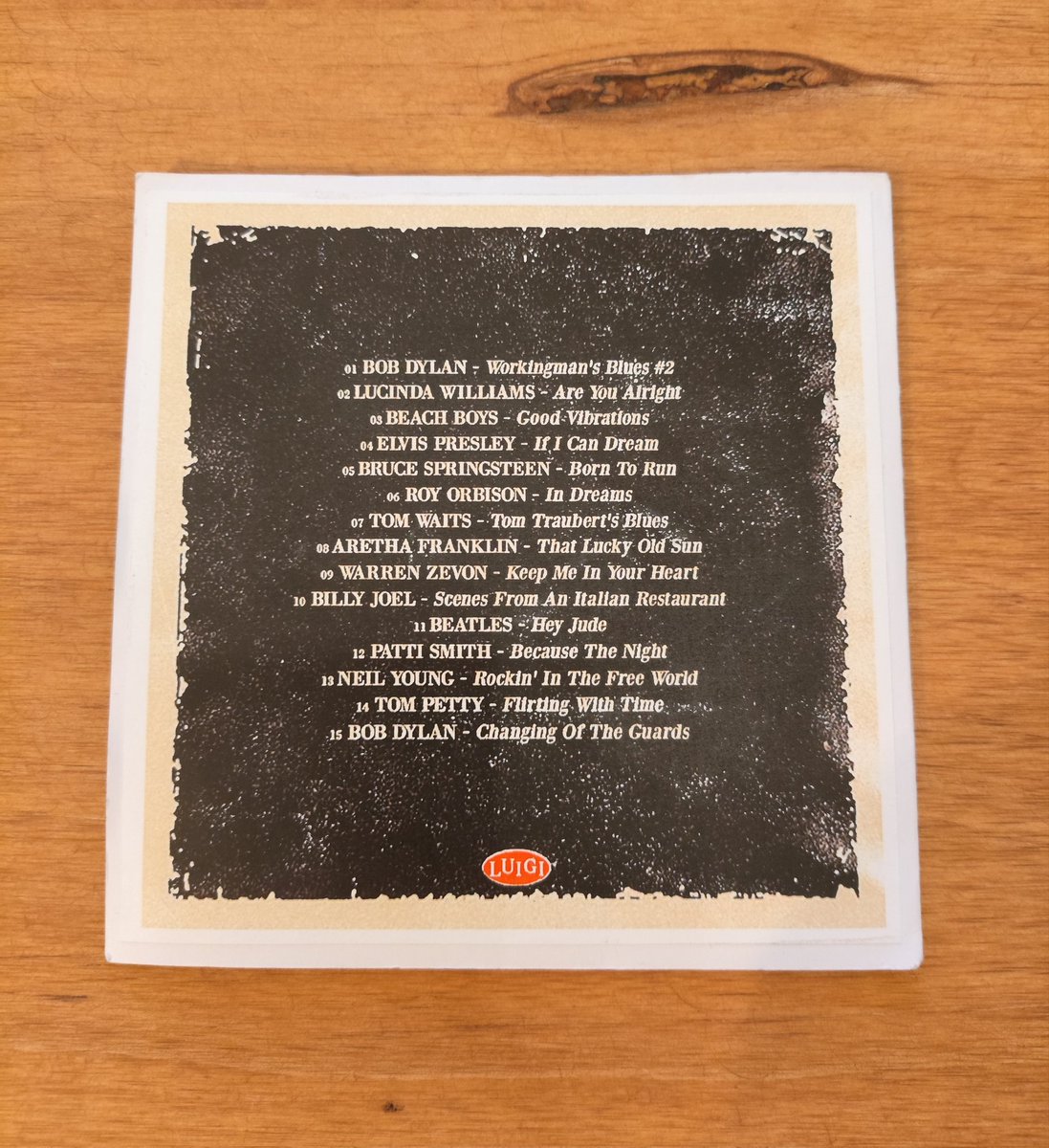 Sabía que hubo lectores que habían hecho playlist de 'Todo lo que importa sucede en las canciones', pero esta vez se han hecho hasta cedes (en defensa siempre del cd) y me han regalado uno. Muy agradecido. Hacen el libro mejor.