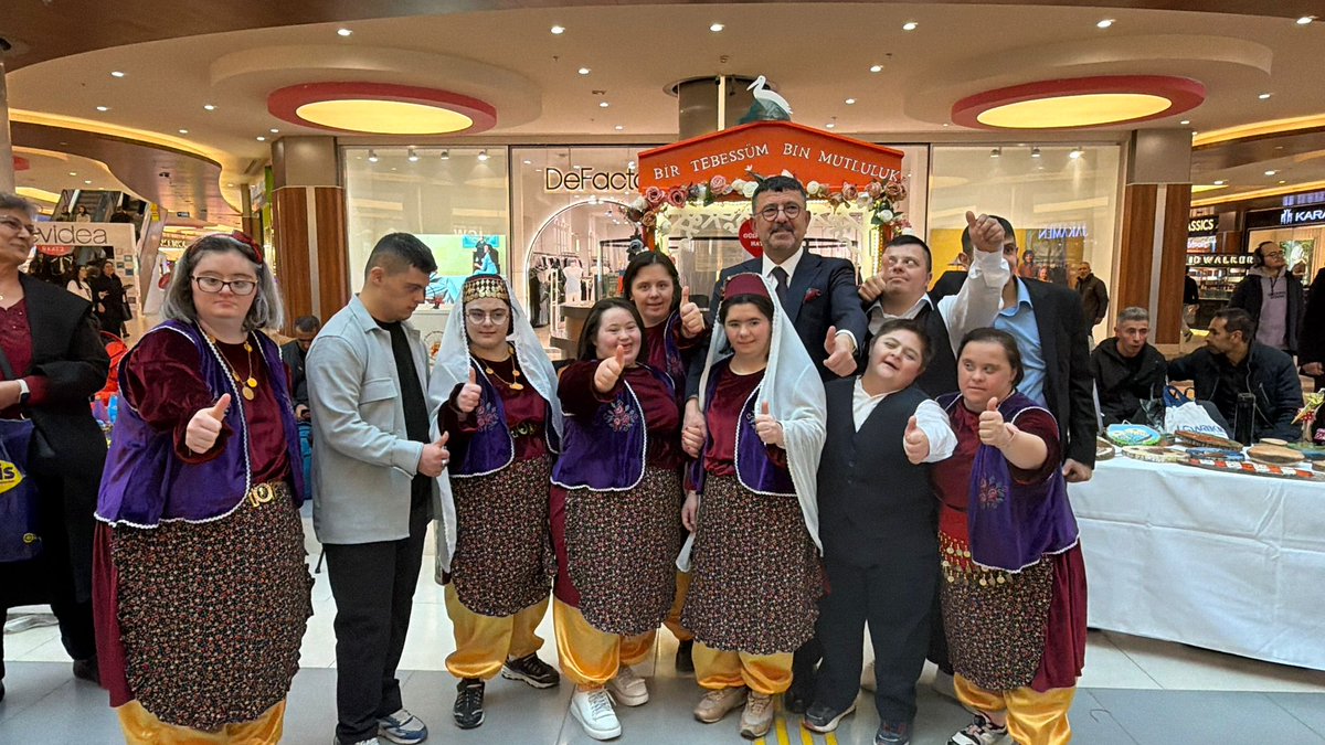 veliagbaba's tweet photo. Sevginin en saf halini, emeğin en renkli yansımasını gördük bugün…

Down sendromlu çocuklarımızın açtığı “Gülenyüzlerin Rengârenk Dünyası” sergisi; umutla, sabırla ve büyük bir yürekle ortaya konmuş bir başarı hikâyesi.

Malatyapark AVM'de sevgili çocuklarımız ve aileleri ile biraraya geldik,başarı dileklerimizi iletip,keyifli bir bayramlaşma gerçekleştirdik.