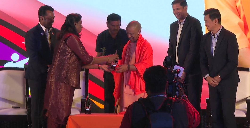 timesofindia's tweet photo. At #TOISA2025, Uttar Pradesh CM Yogi Adityanath felicitated by PT Usha, Leander Paes, Bhaichung Bhutia and Devendra Jhajharia
#TOISA https://t.co/2Oky0wKkkW