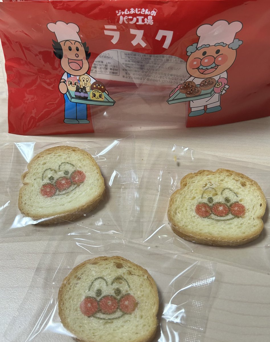 お土産のアンパンマンミュージアムのラスク おにぎりマンみたいな子が