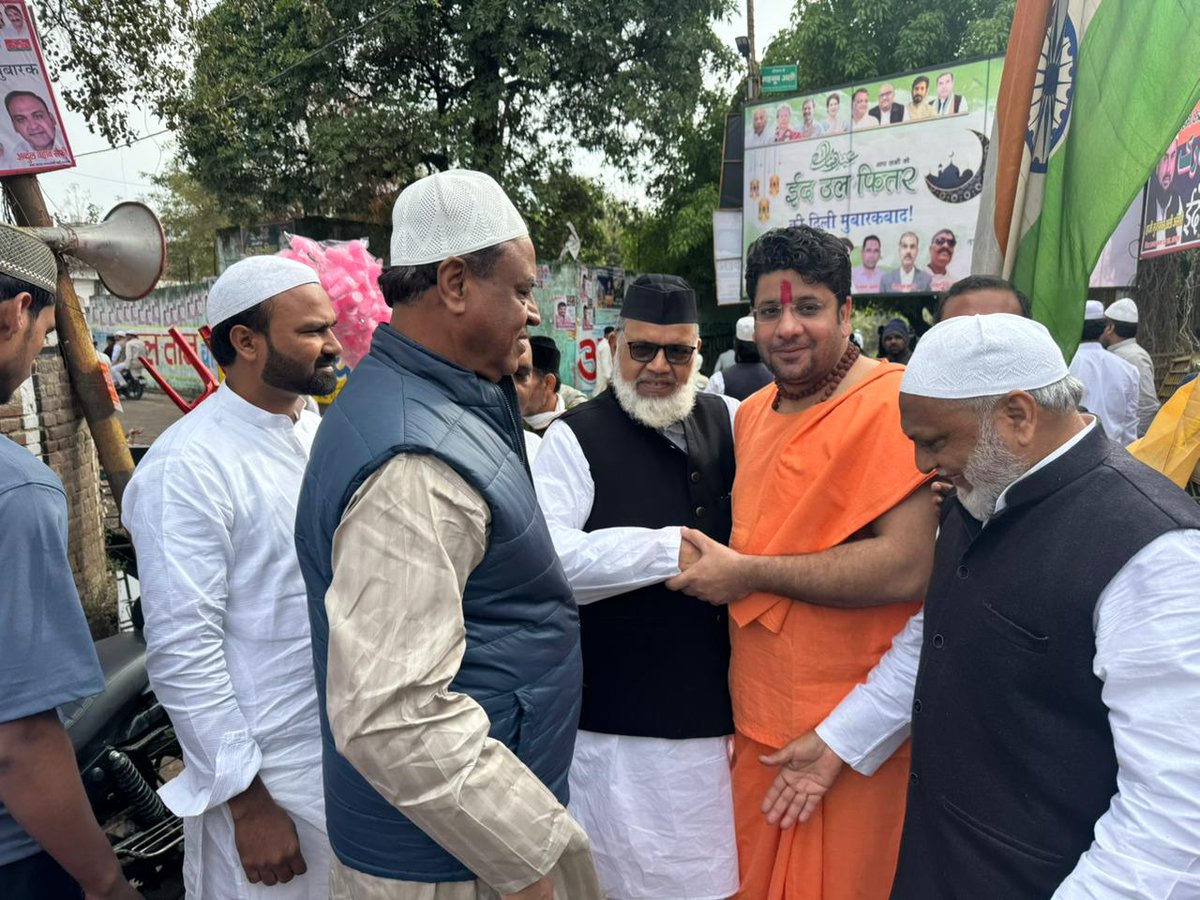 R_jhaliwal's tweet photo. यह तस्वीर आज #Eid पर भारत के प्रेम और भाई चारे की प्रतीक है !!
#Eidmubarak #Eid2026 
@SChaudharyINC https://t.co/MWxVTbD6xT