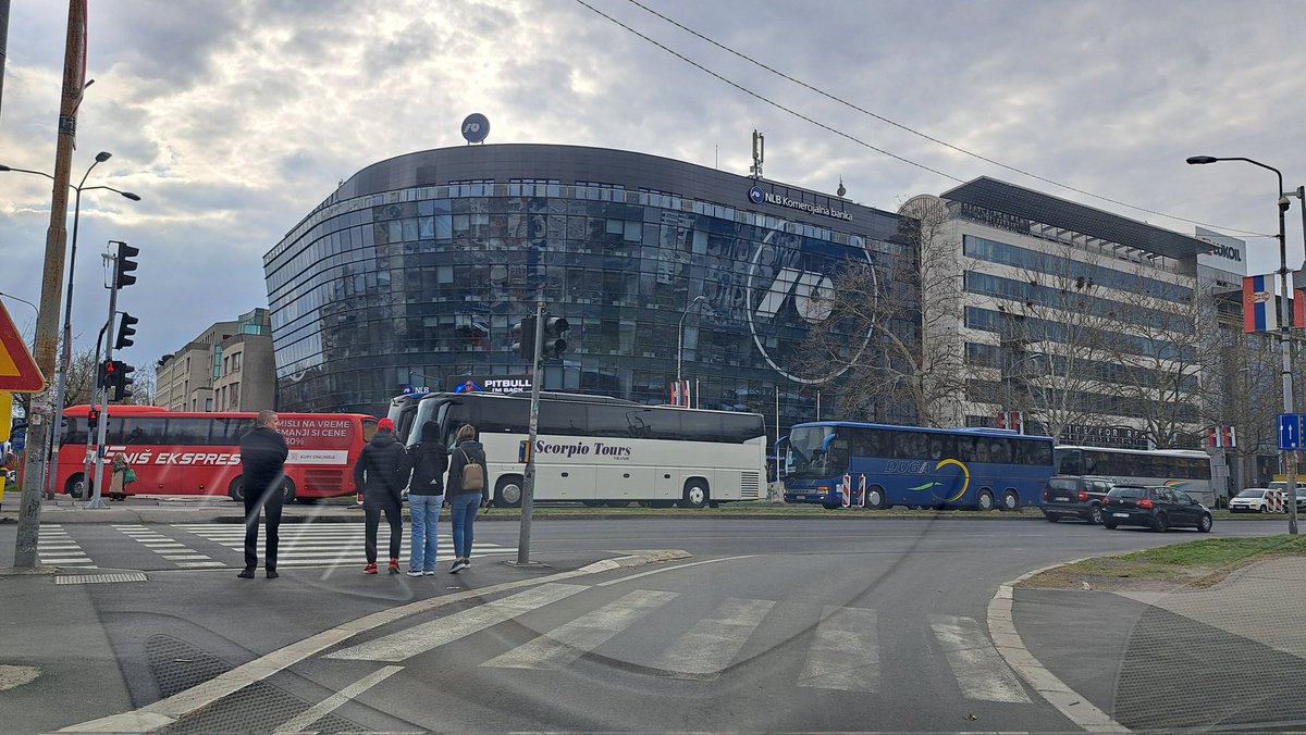 NBG je opet okupiran SNS autobusima. Zar je moguće da u gradu od 2M stanovnika ne mogu da napune jednu Arenu, već moraju da ih dovoze iz drugih gradova autobusima?!? 🤔