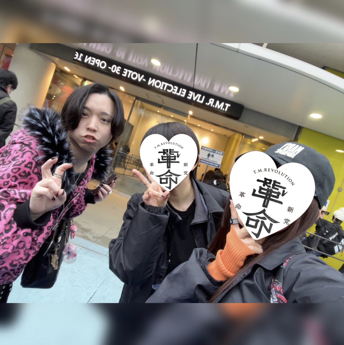 今回のツアーとイヤカン
この3人で行った時
私、毎回違う色のヒョウ柄着てました(笑)

ヒョウ柄のグッズ出してくれませんかねー！
出したら朝イチで並んで全部買いますよ