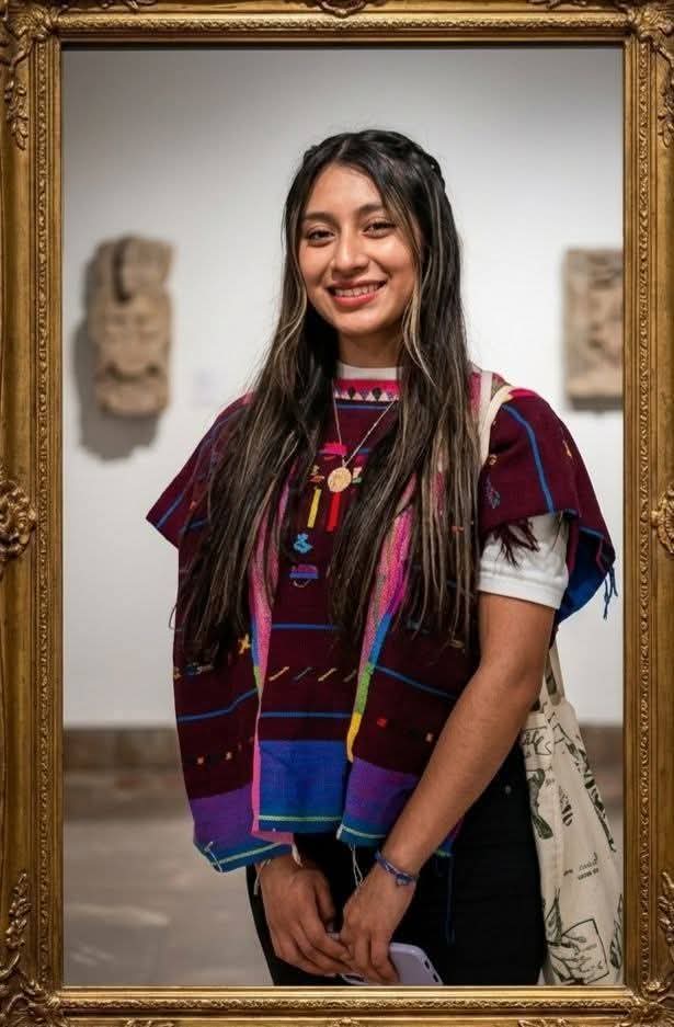 sofyvaldivia's tweet photo. 📺Ⓜ️🚨🕊️ Roxana no aparece… y su familia la sigue esperando

La desaparición de Roxana López Martínez, de tan solo 24 años, mantiene en angustia a su familia y a su comunidad en la #Mixteca oaxaqueña.
Originaria de San Martín Itunyoso, Tlaxiaco, Roxana es estudiante de Ingeniería en Agronomía en el ITVO.
Fue vista por última vez el pasado 20 de febrero de 2026… y desde entonces, no hay rastro de ella.
El silencio duele. La incertidumbre pesa.
👩🏽 Señas particulares: • Estatura: 1.65 m aprox.
• Cabello largo, lacio, teñido castaño
• Tez morena clara
👕 Vestía: • Sudadera gris con gorro
• Pantalón de mezclilla azul
• Tenis blancos
📍 Su familia no pierde la esperanza… pero necesita de todos.
📞 Si tienes información: Fiscalía General del Estado de Oaxaca
WhatsApp: 951 164 64 34 (24 horas)
🙏 Ayúdanos a compartir.
Porque encontrarla no es solo una noticia… es devolverle la tranquilidad a una familia que hoy vive con el corazón en pausa.
#ServicioSocial #Oaxaca #Desaparecida #RoxanaLópez #Comparte 🚨