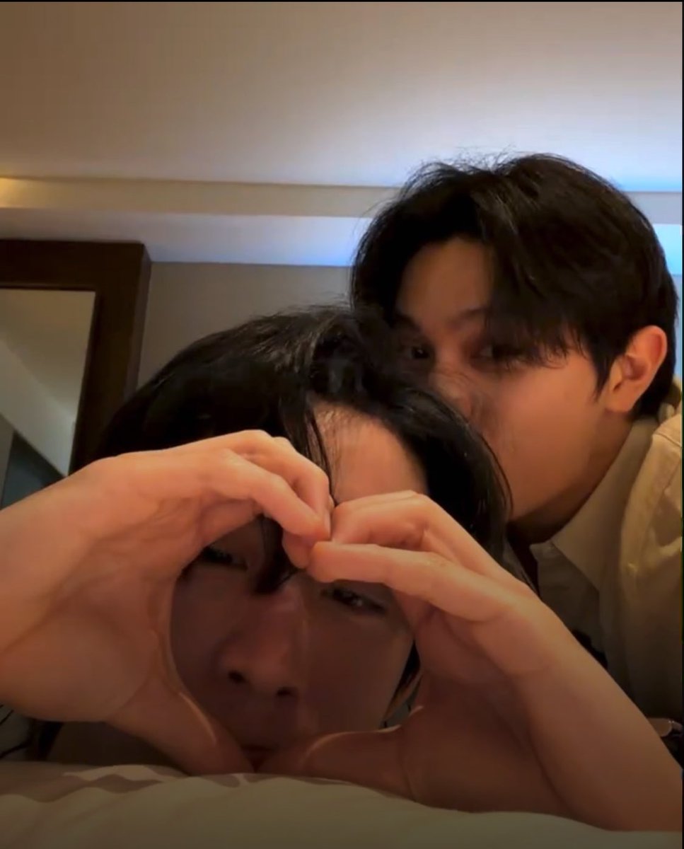 ended the live with william giving a kiss on est’s head 😭

( #williamest #วิลเลี่ยมเอส )