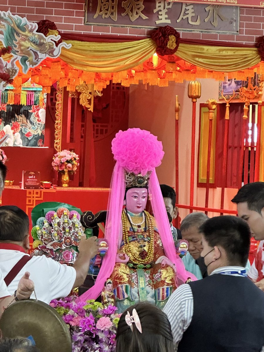 ล่าสุด ไปเดินเซ็นทรัลพระราม 9 เค้ามีอัญเชิญเจ้าแม่ทับทิมมา เราก็ไปไหว้ท่าน เล่าให้ฟังว่ากำลังขายงานอยู่ 3 งาน มีงานนี่ๆๆ ช่วงนี้งานน้อยมากอยากได้งานมากๆ ถ้างานที่ขายไปเราทำได้ ถึงจะมีปัญหาก็หาทางแก้ได้ก็ขอให้ได้งานนะ ส่วนอันไหนที่จะสร้างปัญหาในอนาคตขอให้ไม่ได้ สรุป ได้มา2งานจาก3