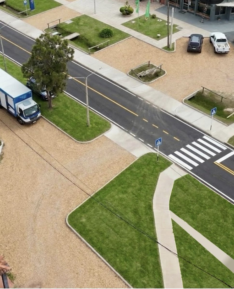Marce1UY's tweet photo. Por favor sigan a este/a crack, y vean con que poquito se mejora el funcionamiento y la estética de la vialidad. Capaz @FLegnaniSilva @IdCanelones @transitocanel @municipiocosta lo ven y se inspiran

Su IG: mascdlc.ia https://t.co/08IEbRbjhj