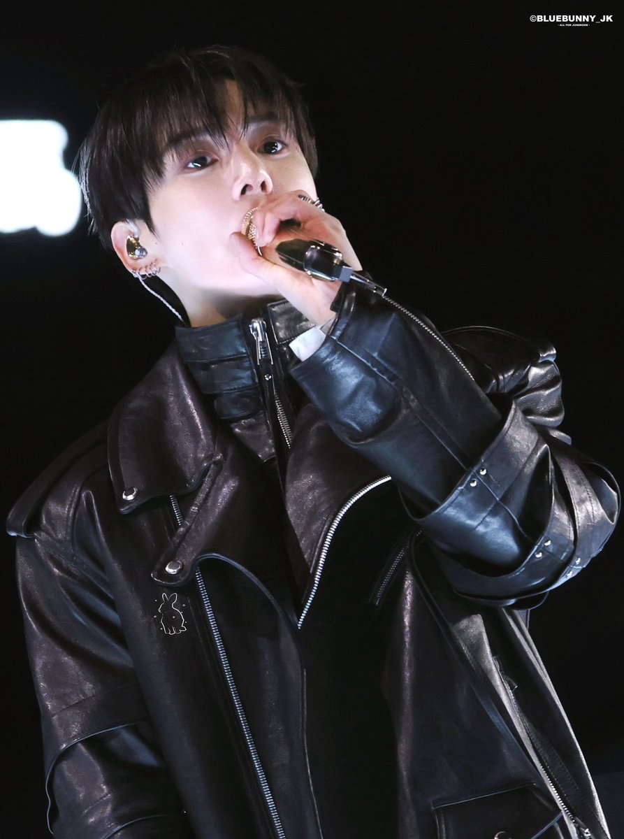 สองรูปนี้ห่างกันเกือบ8ปีปะ หน้ายังเหมือนเดิมเฉย ตาใสแป๋วมาก