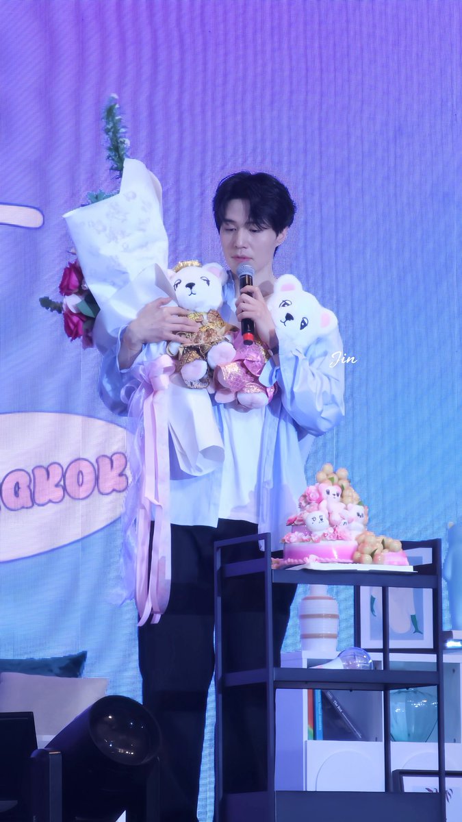 💕💕

#LeeDongWookinBangkok
#이동욱 #LeeDongWook 
#FanmeetingTour #MySweetHome