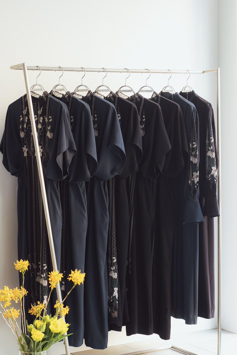 〈 Classic lace series 〉
花のモチーフとなっているのはフリージア。花言葉の"純潔"を表現するかのように、空に向かい花を咲かす純粋無垢な佇まいが描かれている。
murral.jp/collections/cl…