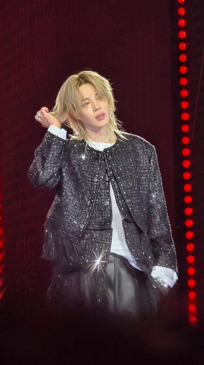 จีมิน คอนเซปต์ นักกวี (ซีอิน)
ชุดนี้เป็น แจ็กเก็ตเกราะสองชั้น ที่มีการถ่ายทอดความพลิ้วไหวอันเป็นเอกลักษณ์ของฮันบกร่วมกับแฟชั่นตะวันออก โดยตีความจากความละเอียดอ่อนของจีมิน ซึ่งเป็นทั้งเมนแดนเซอร์และลีดโวคอลของ BTS