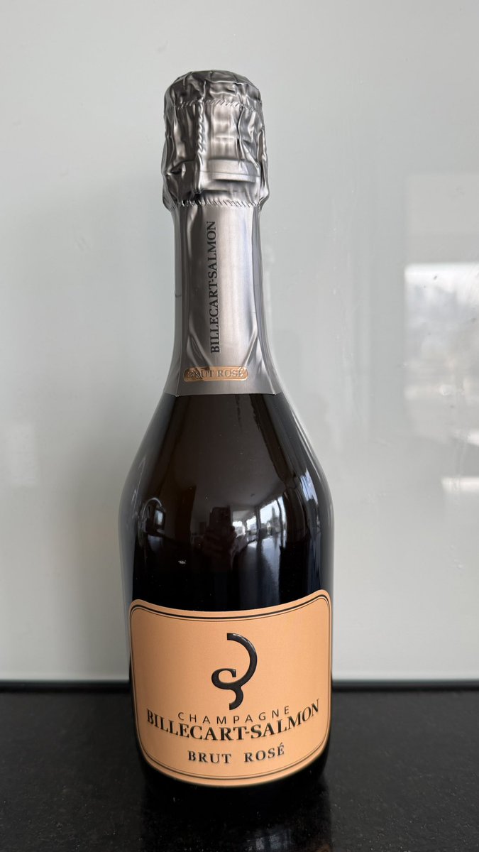 Zsofia 🍷 tweet media