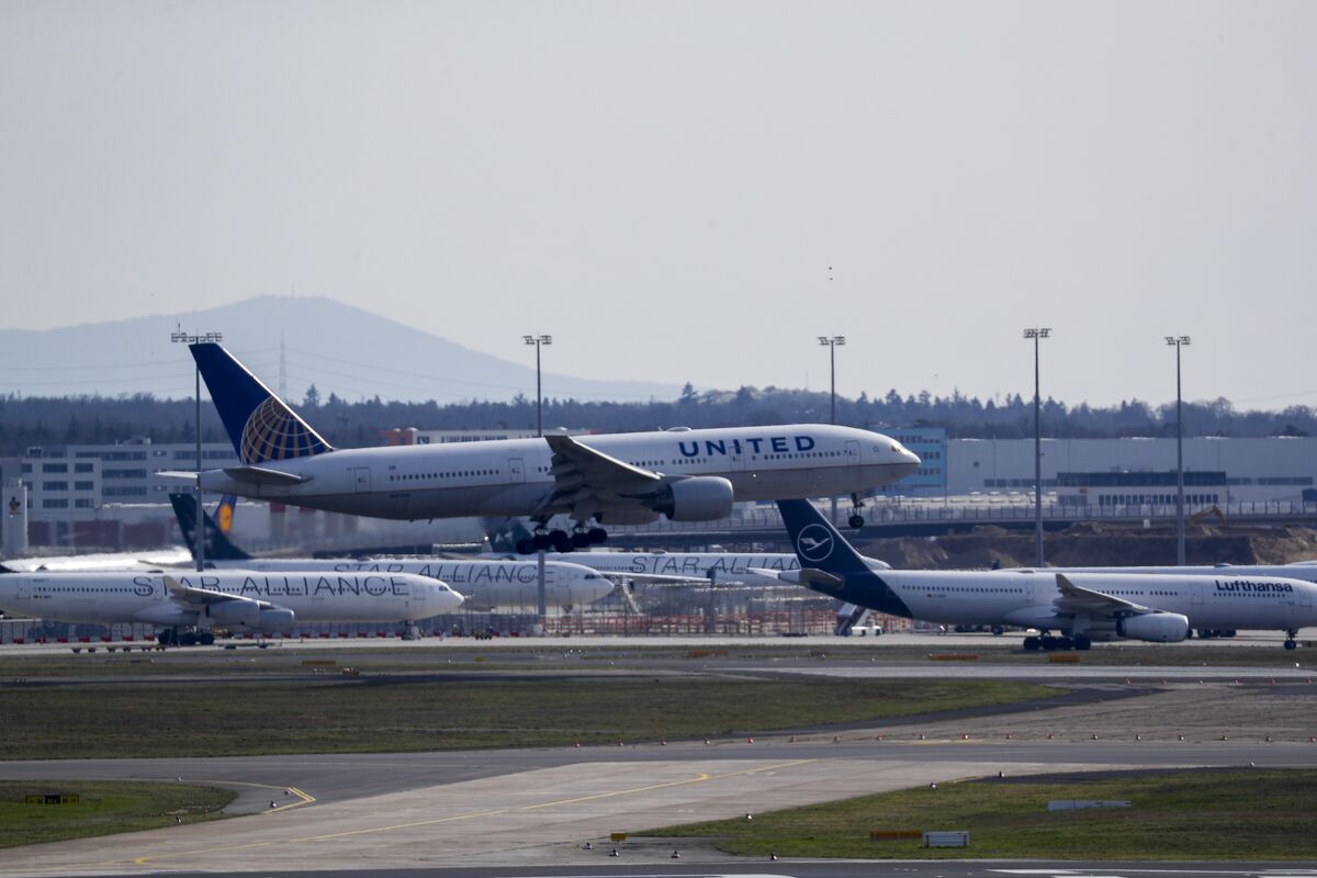 Pratt_Jason25's tweet photo. Airlines warn of oil price spike risk

Scott Kirby of United Airlines warns oil could surge to $175/barrel, potentially triggering a sharp rise in jet fuel costs and pressuring airline profitability. https://t.co/B4ipJLECRA