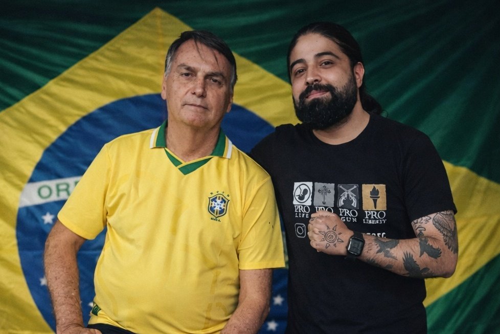 rodolfogattiofc's tweet image. Hoje é o aniversário do maior líder político,  honesto, competente e humano que o Brasil já teve. Tudo está contra ele, mas Deus e o povo estão a favor. Parabéns, @jairbolsonaro 

#BolsonaroFree #bolsonarolivre