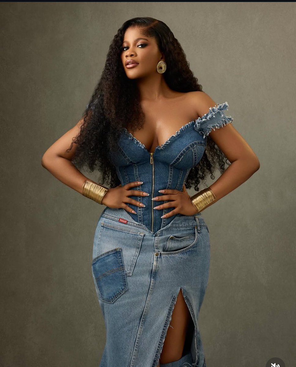 Usmanashafe's tweet photo. Hurray!!!!  🎈 🎈 

Our super beautiful actress Irewolede is a year older today and usual, she’s looking stunning 🤩 🎂 https://t.co/CPxxyIGRZG