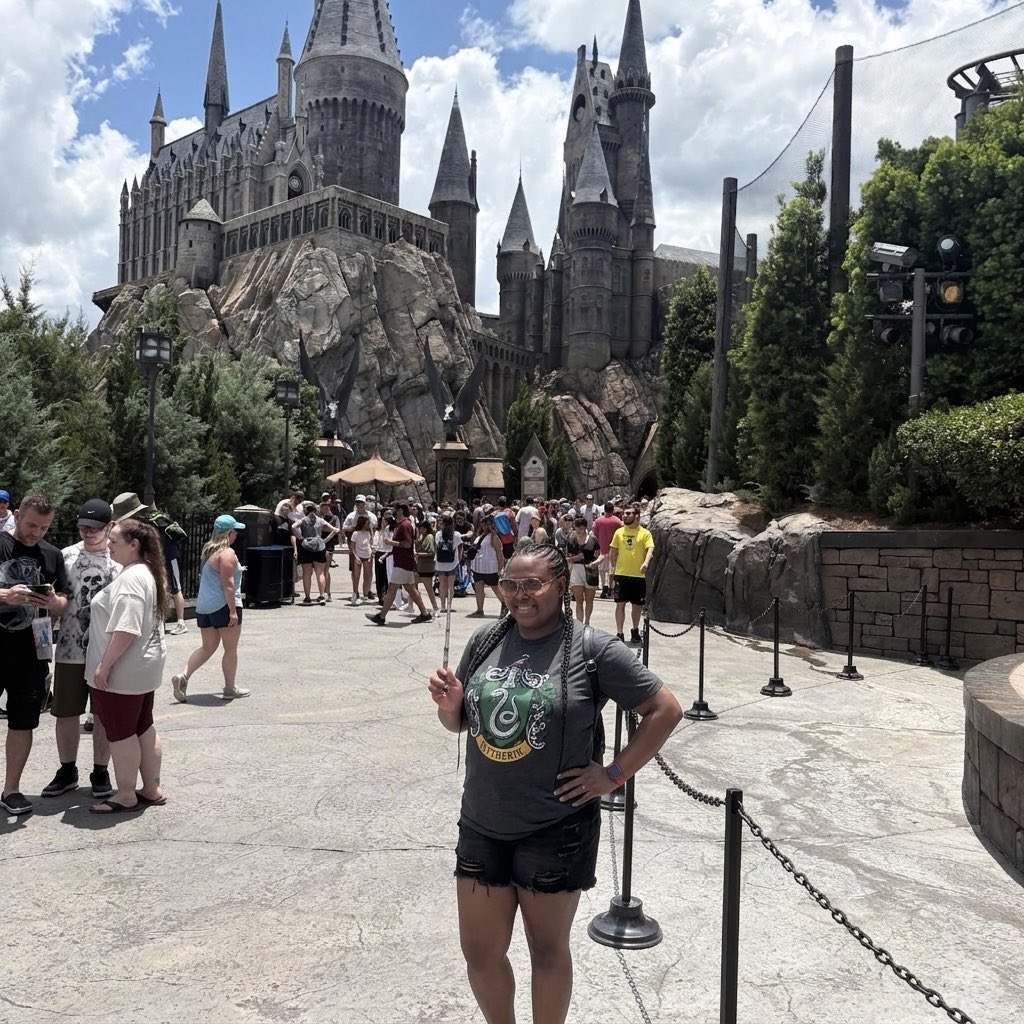 vickieverafter's tweet photo. 10 points to Slytherin for #SlytherinPride Day 💚🐍✨
@UniversalORL
#hogwarts #wizardingworldofharrypotter #slytherin https://t.co/W6iaOTEca4