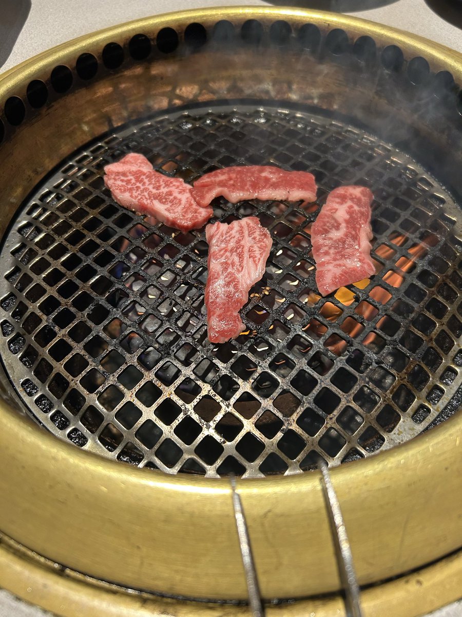 スイミングで昇級したので、子のリクエストで焼肉へ。

気持ちが低空飛行だったけれど、子が頑張っている姿を見れたので元気がでた☺️

スイミングは本人の希望で4月からも続けることに。
体力は何をするにも必要だから運動に前向きなのは良い傾向だな😊
