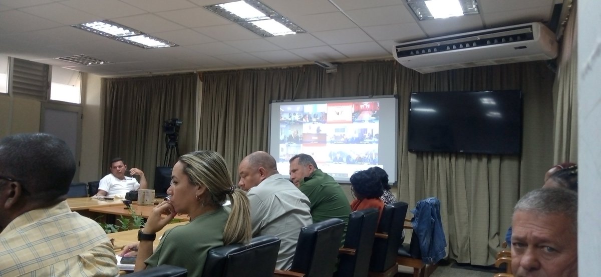 En pleno del Comité Provincial del PCC, analizando el punto de los servicios de salud. 
Reafirmamos nuestro compromiso con la mejora continua de la atención médica y la garantía de un servicio de calidad para todo el pueblo. 
#ArtemisaJuntosSomosMás
#CubaEstáFirme