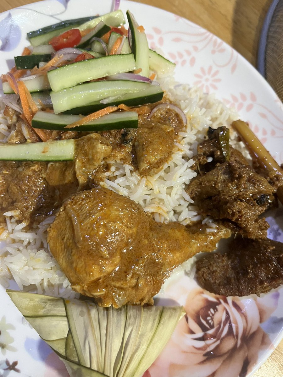 fastygslow's tweet photo. Makan pagi raya. Homecooked meals are the best! Paired with instant green tea.🥰 https://t.co/vsTEaECFJL