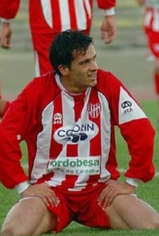 Tristisima noticia. A sus 42 años, falleció Franco Sanchirico. Nacido en Ucacha, surgido de Instituto, formó parte del plantel que ascendió en 2004. Vivía en España pero por trabajo estaba en Camerún, donde se le dio malaria. QEPD amigo. Mis condolencias a su familia.