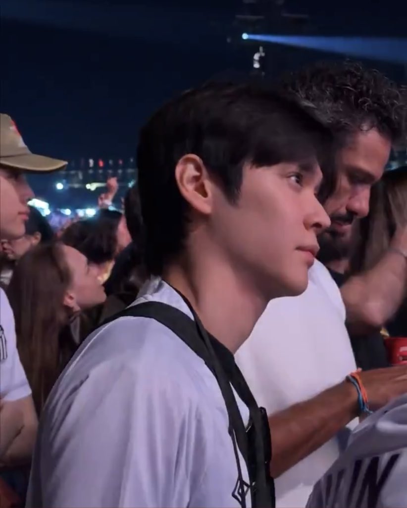 สูง 180cm หล่อ ตาแป๋ว ยิ้มหวาน มีลักยิ้ม จมูกโด่ง ชอบสกินชิฟ ใจเย็น รักสัตว์ รักครอบครัว ร้องเพลงเพราะ เต้นเก่ง ตีกลองเป็นกีต้าร์ก็เหมือนจะได้ ชอบเล่นเกม ดูอนิเมะ เล่นกีฬาได้หลายอย่าง ไม่สนับสนุนสินค้า overpriced สิ่งที่ปรารถนาคือ world peace ฟัง The Weeknd เพลงที่ชอบ Die For You