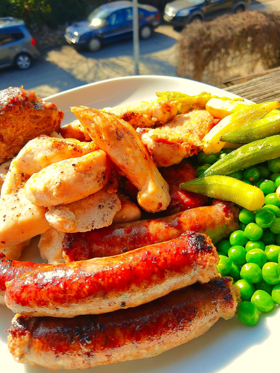 FitKateFitness's tweet image. Lunch break – lots of protein – and no, I don't eat it all 😄. What's also annoying is having to wait to eat until the picture is finished. ☀️🍗🥩🥦🫛🥒🫑
#lunch #protein #run #sun