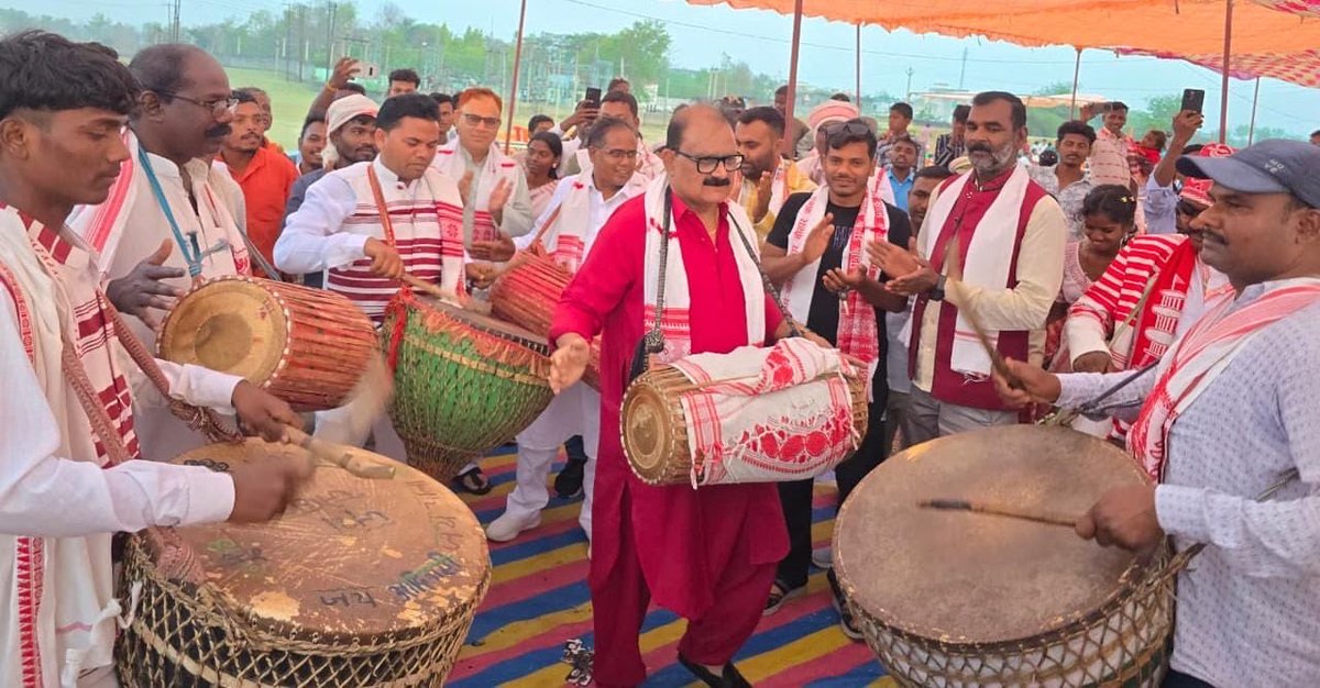 मांदर की मनमोहक थाप और सरहुल का त्यौहार... प्रकृति, परंपरा और संस्कृति के अद्भुत संगम का एहसास कराता है।

हर थाप के साथ झूमता जनजीवन, हर चेहरे पर उत्साह और हर दिल में प्रकृति के प्रति सम्मान... यही सरहुल की असली पहचान है।