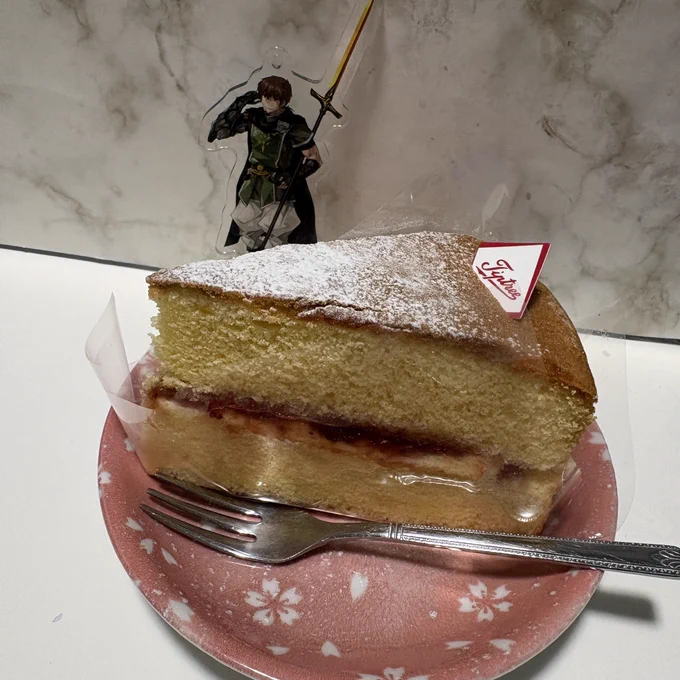 私とても悪い奴なので、この時間にケーキ食べます 後ろに映り込んでるのは私の旦那です。あの長ぇ槍でこっちのケーキをちょこっと持っていくんですよ