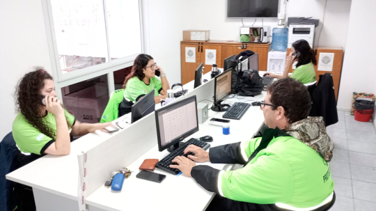 leodelga2's tweet image. 🌧️ Rosario bajo un fuerte temporal: cayeron más de 120 mm, hubo más de 60 intervenciones y continúa el alerta por ráfagas intensas. El municipio mantiene operativos en la calle para atender emergencias ⚠️💨 #Rosario #Temporal #AlertaMeteorológica @emergenciasAR