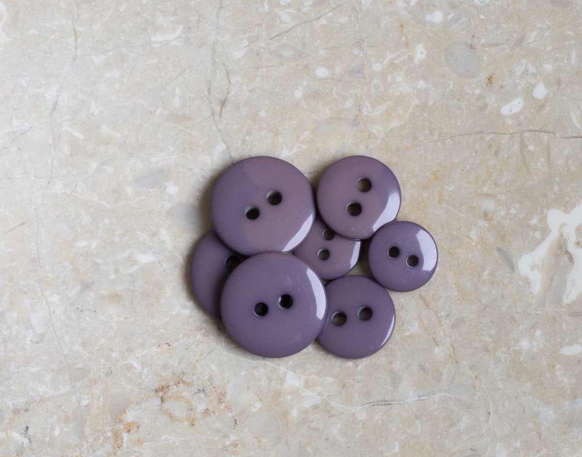 JosephineFrad's tweet image. Mon prochain ouvrage sera ce ravissant chemisier avec ce tissu et ces boutons. Le patron semble simple. #couture #sewing #DIY