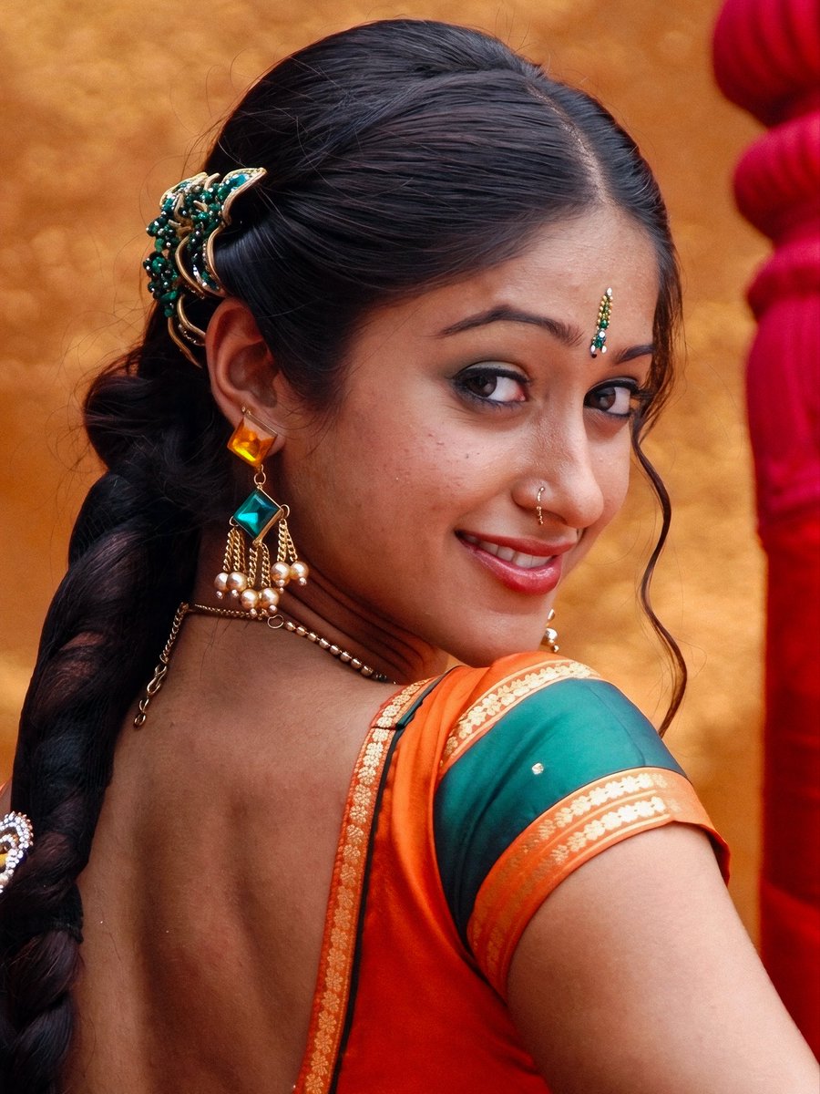 j4muna's tweet image. What's your all-time favorite Ileana performance/role? (Pokiri action queen? Nanban cute doctor? Barfi innocence? Or something underrated?) Drop it below!👇❤️ #IleanaDCruz #Bollywood #Kollywood #Tollywood