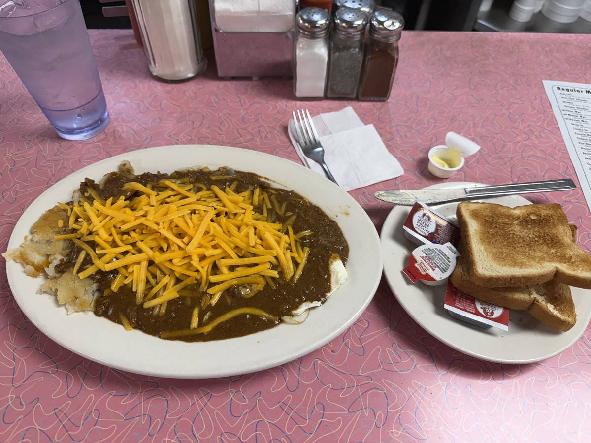 ChadSettle's tweet photo. This is how you start your day in downtown St. Louis #Slinger https://t.co/nUEyfIAuTw