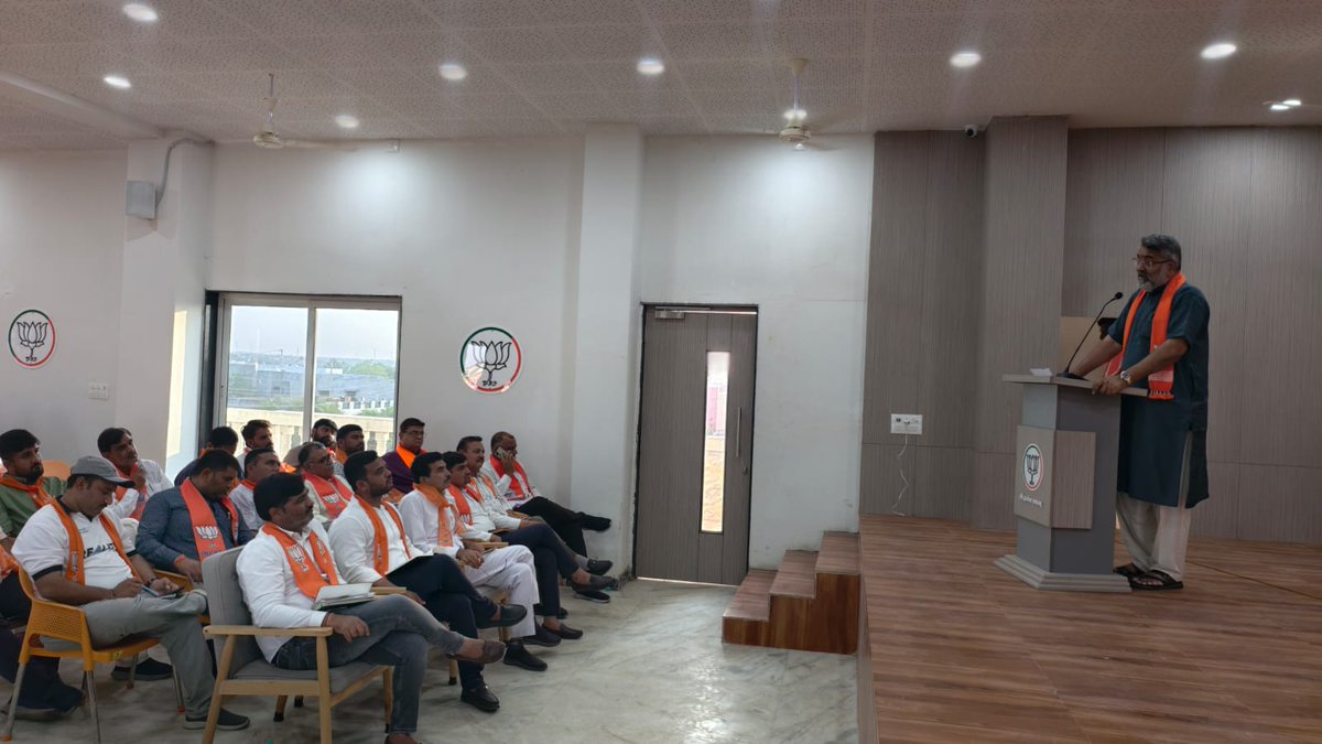 આજરોજ સૌરાષ્ટ્ર ઝોન અંતર્ગત દેવભૂમિ દ્વારકા જિલ્લાના જામખંભાળિયા શ્રી દ્વારકેશ કમલમ ખાતે દેવભૂમિ દ્વારકા ના સંગઠન ના તથા ચૂંટાયેલા હોદ્દેદારો સાથે સંગઠનાત્મક બેઠક કરી ને પરિચય મેળવ્યો.
<a href="/BJP4Gujarat/">BJP Gujarat</a> 
<a href="/Mulubhai_Bera/">Mulubhai Bera</a> 
#khambhaliya