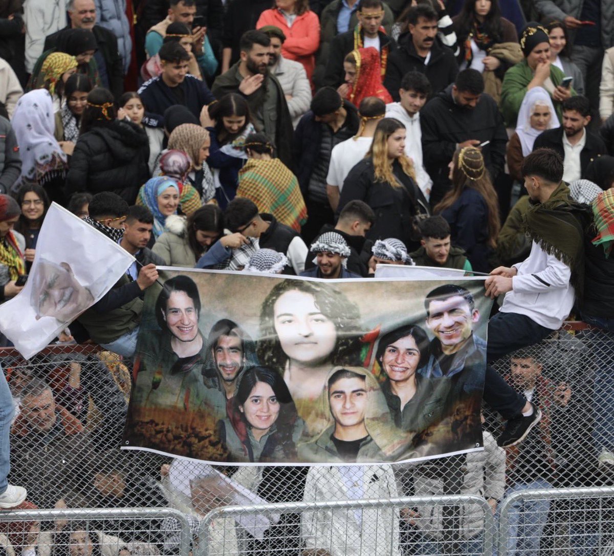 Diyarbakır'daki Nevruz etkinliklerinde Ankara'da TUSAŞ'a saldıran PKK’lı teröristlerin fotoğraflarının yer aldığı poster açıldı. 

2024'teki TUSAŞ saldırısında biri mühendis beş yurttaşımız şehit edilmişti.