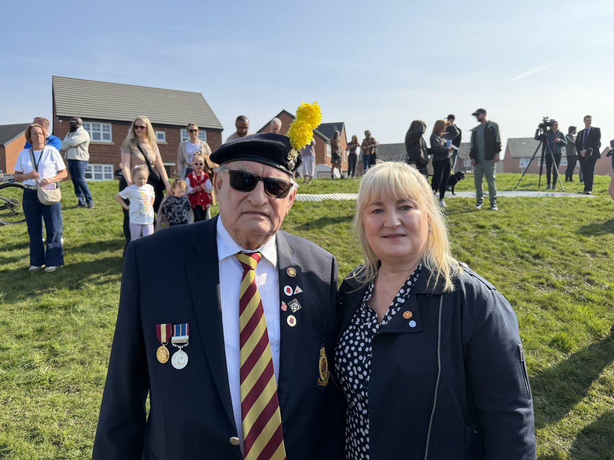 Louise Scott DL 🐝 tweet media