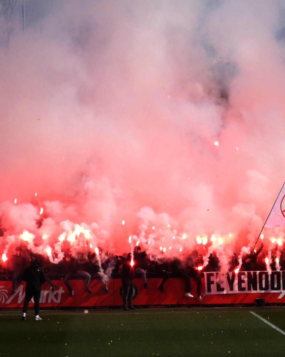 𝕊𝕋𝔸ℕ𝔻 𝕐𝕆𝕌ℝ 𝔾ℝ𝕆𝕌ℕ𝔻 👊 tweet media