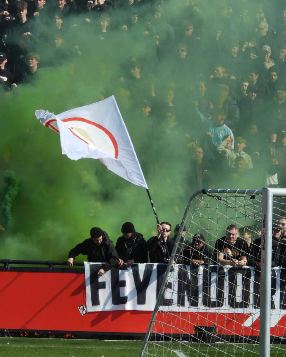 𝕊𝕋𝔸ℕ𝔻 𝕐𝕆𝕌ℝ 𝔾ℝ𝕆𝕌ℕ𝔻 👊 tweet media