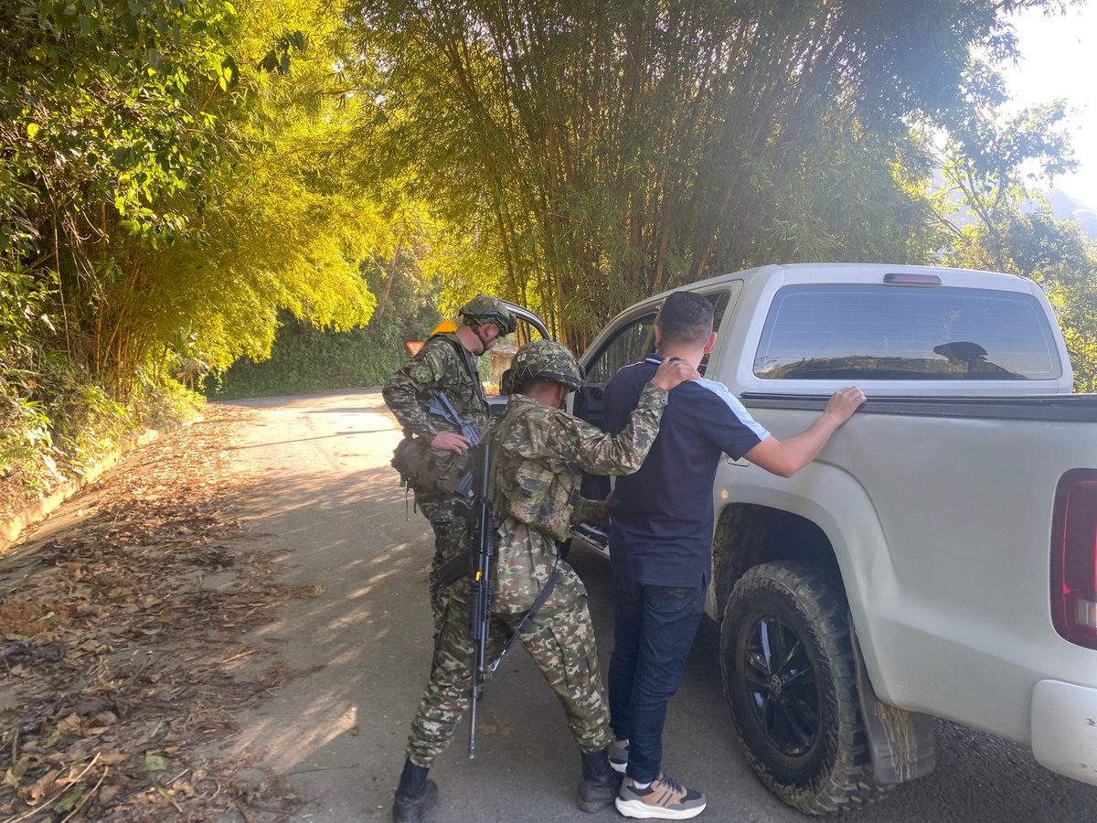 Ejercito_Div5's tweet photo. Por las vías rurales de Pijao, #Quindío, durante este puente festivo #ViajeSeguro con la presencia de los soldados del Batallón de Montaña N.°5 de la #OctavaBrigada. https://t.co/ZoMoD0wT9D