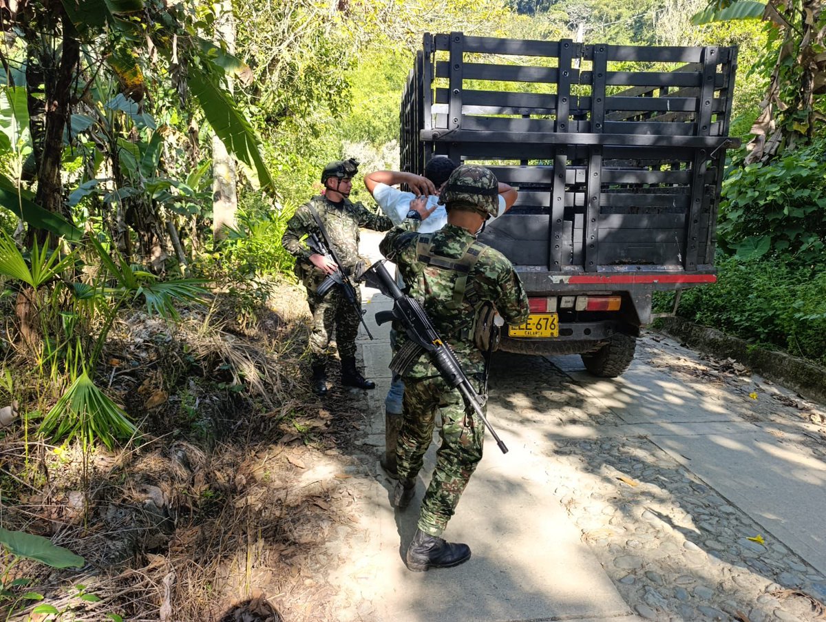 Ejercito_Div5's tweet photo. Por las vías rurales de Pijao, #Quindío, durante este puente festivo #ViajeSeguro con la presencia de los soldados del Batallón de Montaña N.°5 de la #OctavaBrigada. https://t.co/ZoMoD0wT9D