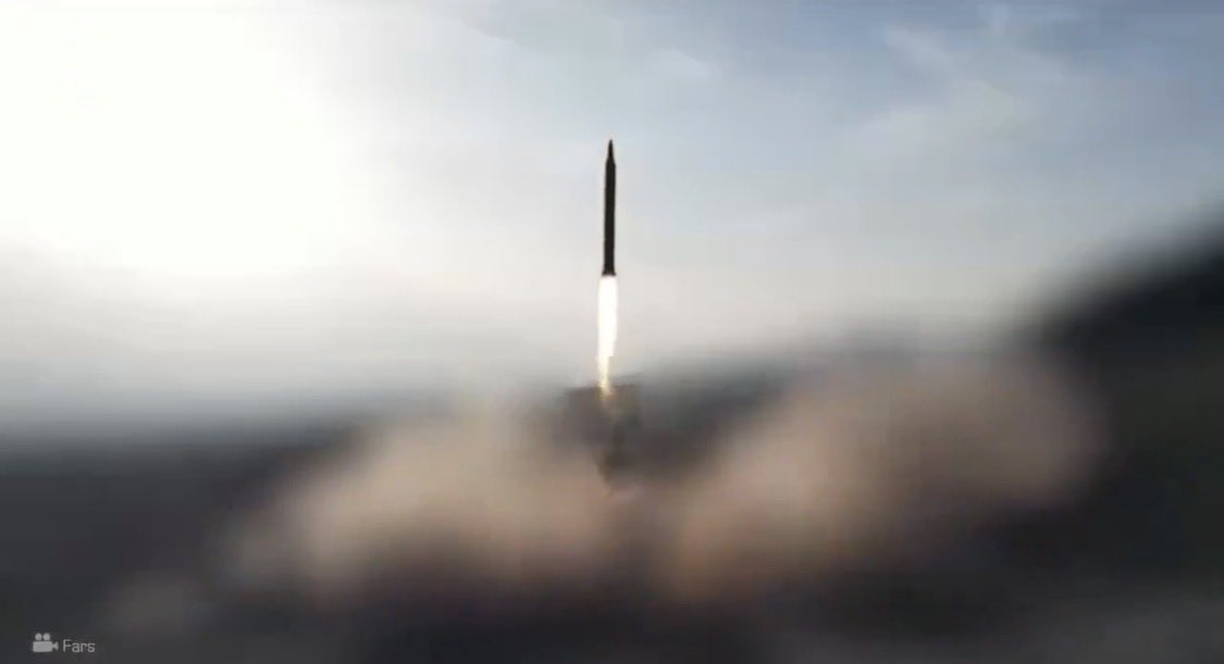 autruicomoi's tweet photo. Un événement qui n’a pas manqué de susciter la frayeur des Occidentaux, ce samedi dans la guerre au Moyen Orient. L’Iran a lancé deux missiles balistiques sur la base militaire américano-britannique de Diego García, qui se situe à 4 000 km dans l’océan indien. https://t.co/6ngrniTq07