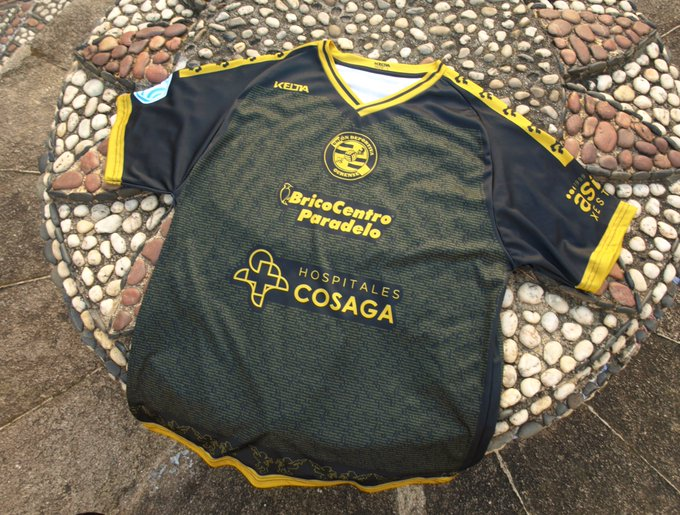 GradaBpro's tweet photo. 👕 Guapísima la 3ª camiseta que ha sacado la @UDOurense2014 con los nombres de los más de 2.000 socios con los que cuenta el club.

👏 30 € me parece además, un precio justo. https://t.co/VGlWU5NvMX