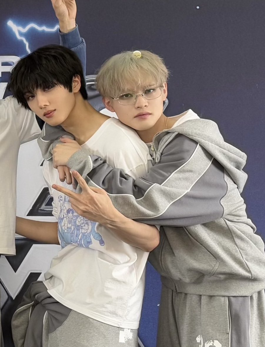 lojcve's tweet photo. 철러가 먼저 껴안는거 너무 좋잖아 
너무좋아서 미쳐버리겟다 https://t.co/ptI1H2cMEg
