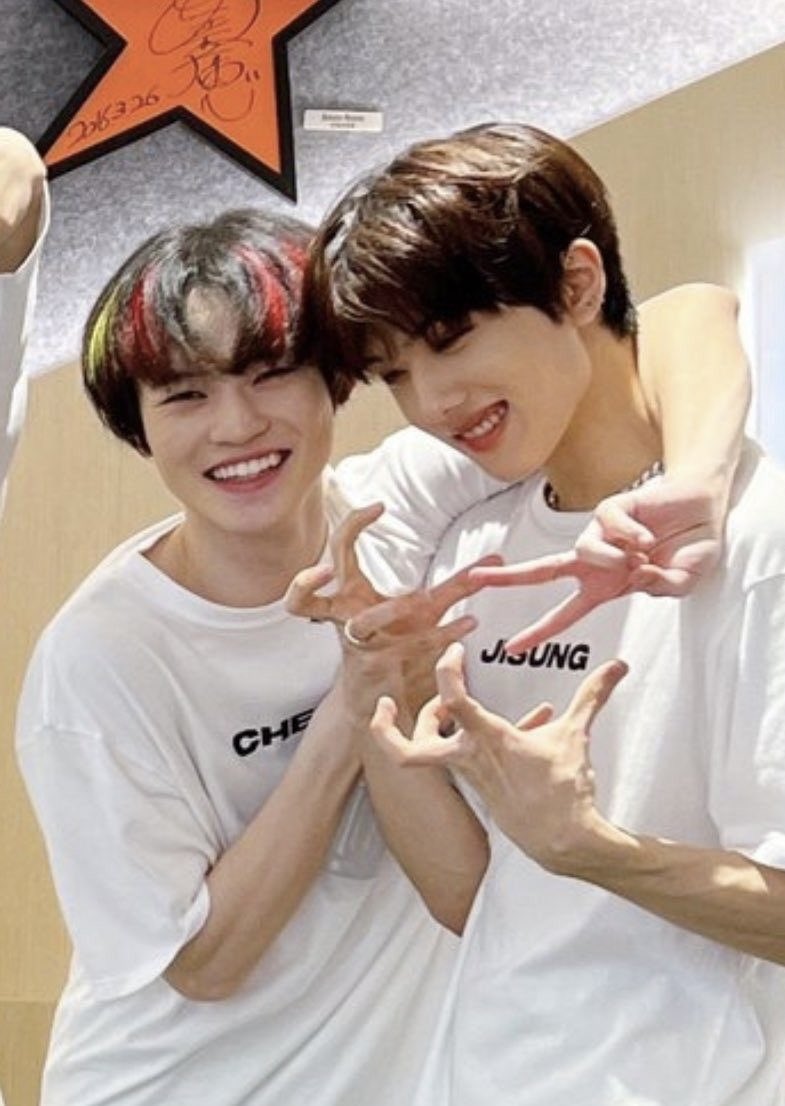 lojcve's tweet photo. 철러가 먼저 껴안는거 너무 좋잖아 
너무좋아서 미쳐버리겟다 https://t.co/ptI1H2cMEg