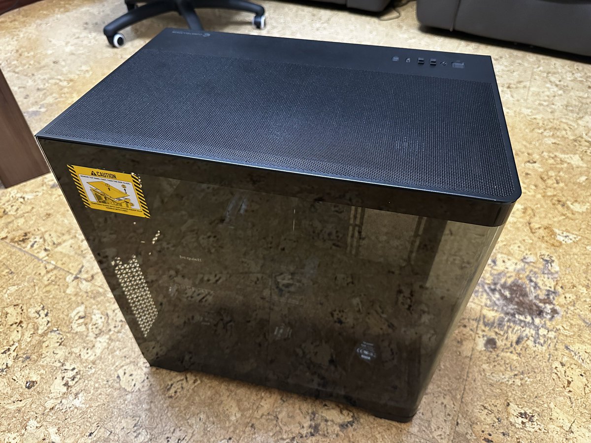 Ayer tuve el honor de que <a href="/TukaramX/">Tukaram🍥</a>, el mejor constructor de computadoras de la península, cocinara y me entregara mi nueva bestia.

Un PC digno de la NASA que será indignamente infrautilizado para ver pelis y actualizar el Drive del Global Set.

Soy un desgraciado.