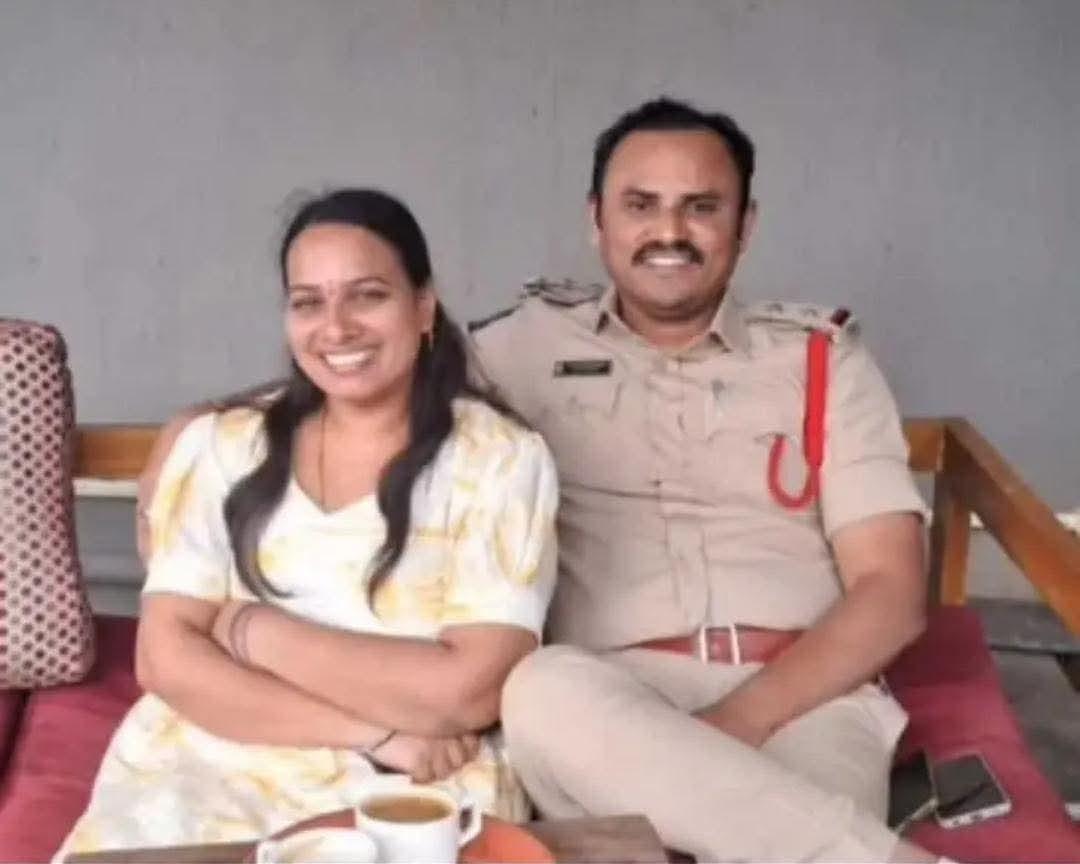 Sunil10Tv's tweet photo. @TelanganaDGP
@revanth_anumula
ఖాకీ వెనక కఠినత్వమే కాదు..చట్టాన్ని కాపాడే కళ్ళలో చిక్కుకున్న కన్నీటిగాథలు.. కర్తవ్యనిష్ఠతో కాలం విసిరే కర్కశత్వప్రశ్నలకు సమాధానాలు చెప్పలేక ఖాటిక కట్టుకుని కడవరకు పయనించి.. గద్దరించే గొంతు పలుకని మాటల భారంతో నిశ్శబ్దం వైపు 🌹💐🌷🙏🏻🙏🏻 https://t.co/y4Bbn0PdwD