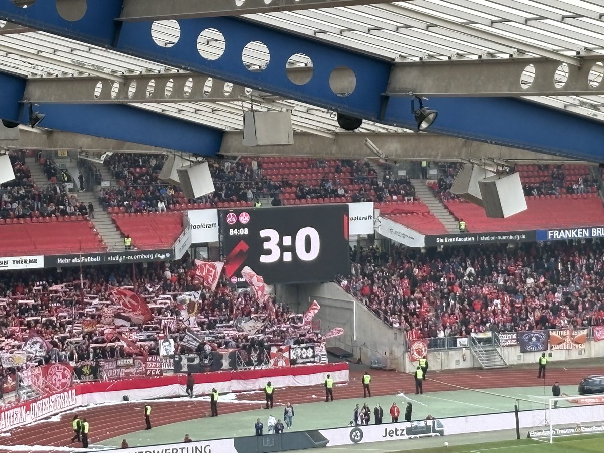 Kumpel auf der Fahrt ins Stadion: „schaut dumm“, das ist eigentlich nichts besonderes, macht er öfters. 😅 
„Ich habe ein deja vu. Der Glubb gewinnt heute 3:0.. 
Was soll ich dazu sagen.. Respekt! ⚫️🔴 #FCN #fcnfck