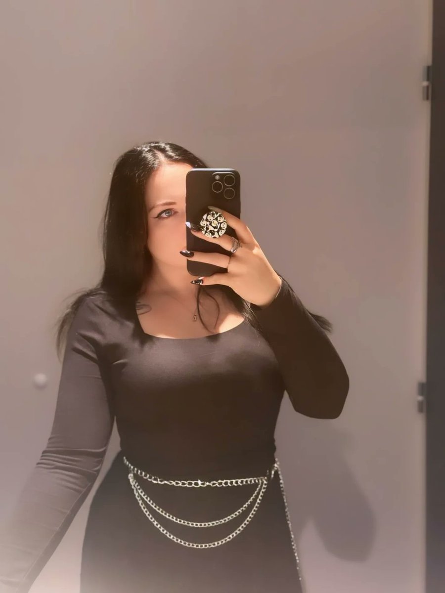tapetite_cassie's tweet image. Vous devinerez jamais ou j'ai eu ces petites chaînes 😇
#chains #outfit #ootd