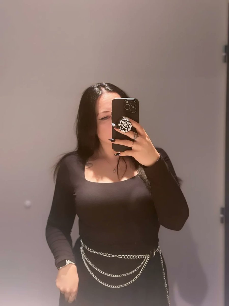 tapetite_cassie's tweet image. Vous devinerez jamais ou j'ai eu ces petites chaînes 😇
#chains #outfit #ootd