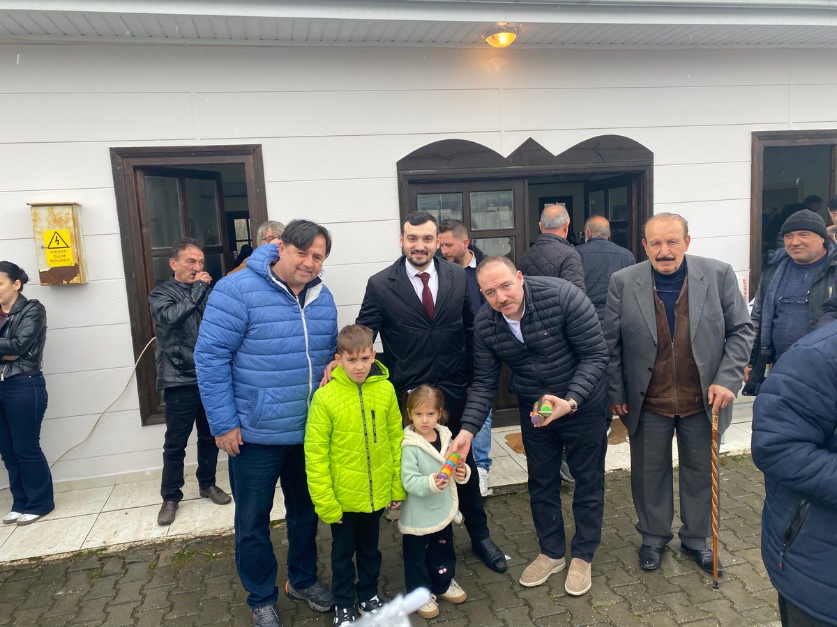 mengengovtr's tweet photo. 📌 Kaymakamımız Sayın Sercan Yıldız, Beşler Mahallesi Muhtarlığı tarafından düzenlenen bayramlaşma programına katıldı.

🪻 Gerçekleştirilen programda mahalle sakinleriyle bir araya gelen Kaymakam Yıldız, vatandaşlarla yakından ilgilenerek sohbet etti. Vatandaşların talep ve önerilerini dinledi. 

@_sercanyildiz #mengen #aşçılardiyarı